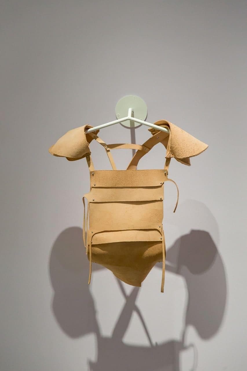 costumes en forme d'armure en cuir couleur chair