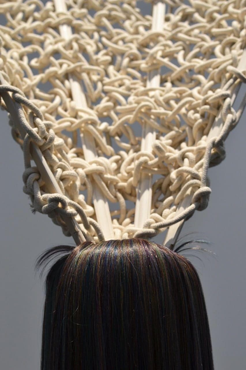 costumes en tissu dans la salle d'exposition