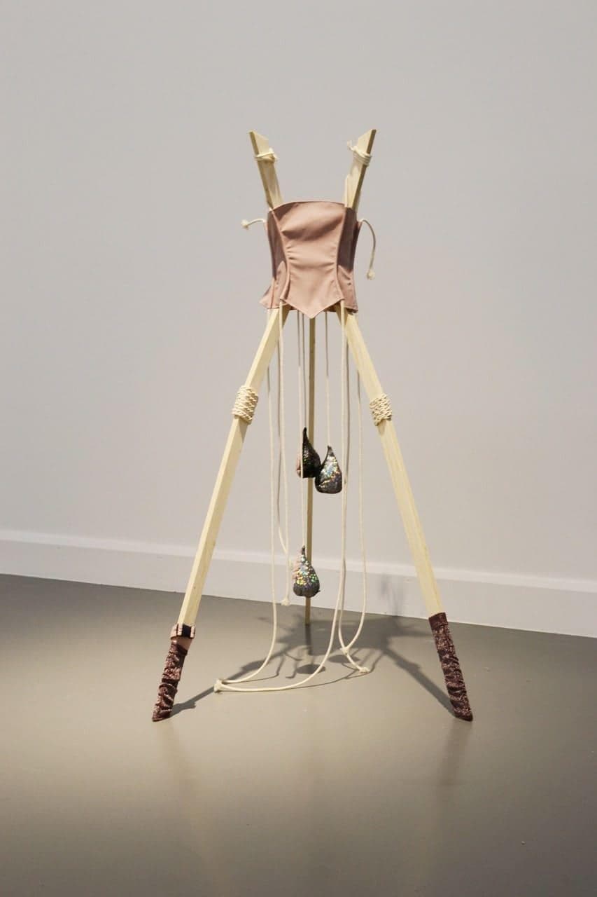 costumes en tissu dans la salle d'exposition