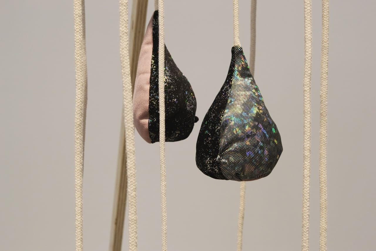 costumes en tissu dans la salle d'exposition