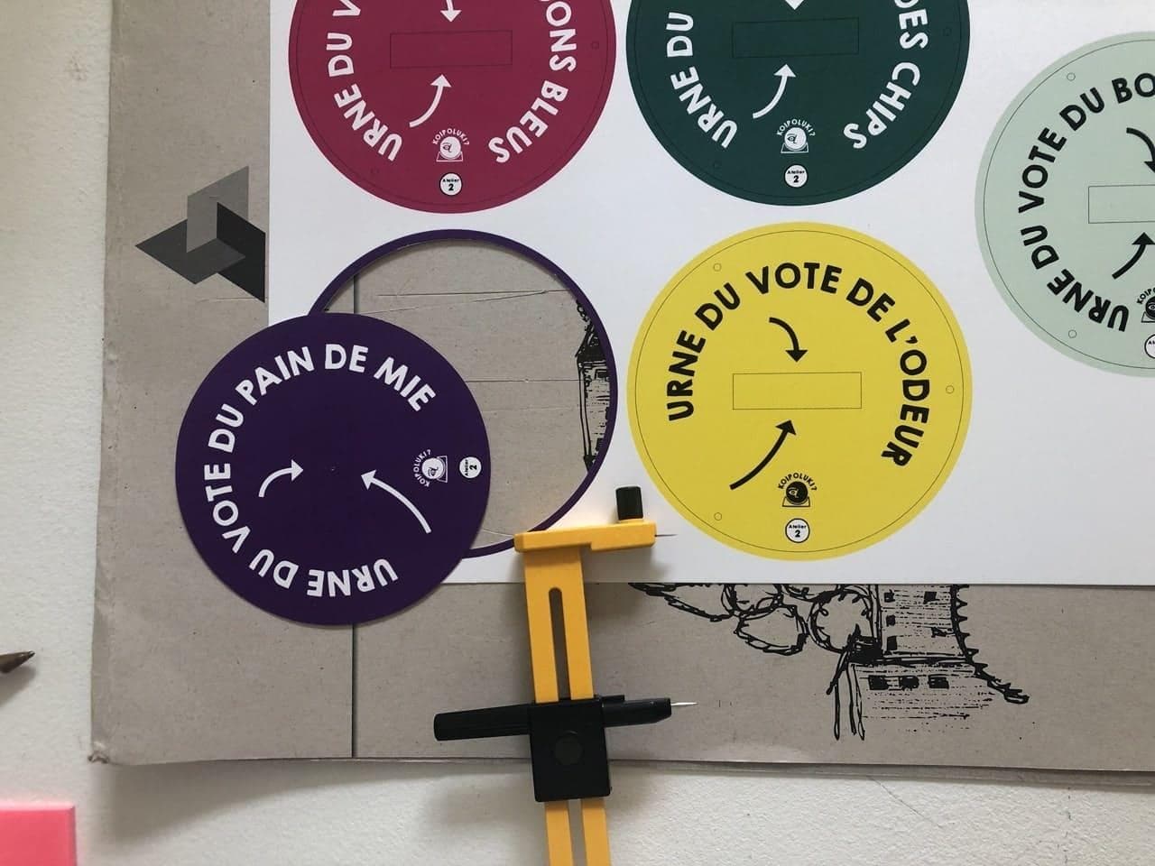 Le kit comporte des couvercles en papier fendu pour créer des urnes à partir de verres de la cantine