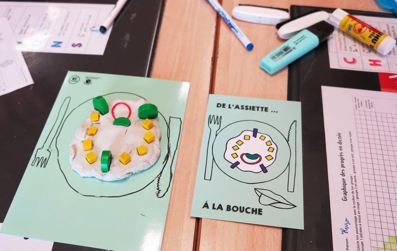 Les elèves font les étapes de la digestion avec de la pâte à modeler