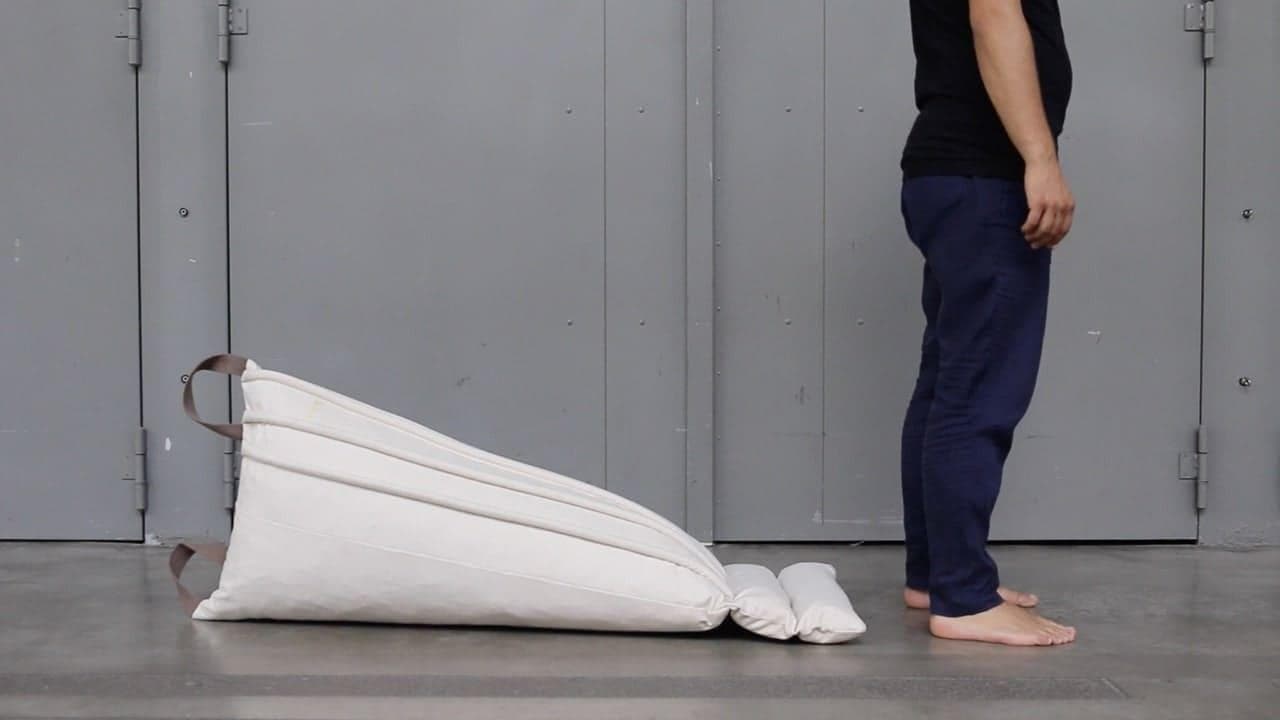 un jeune homme est debout devant le gros rouleau