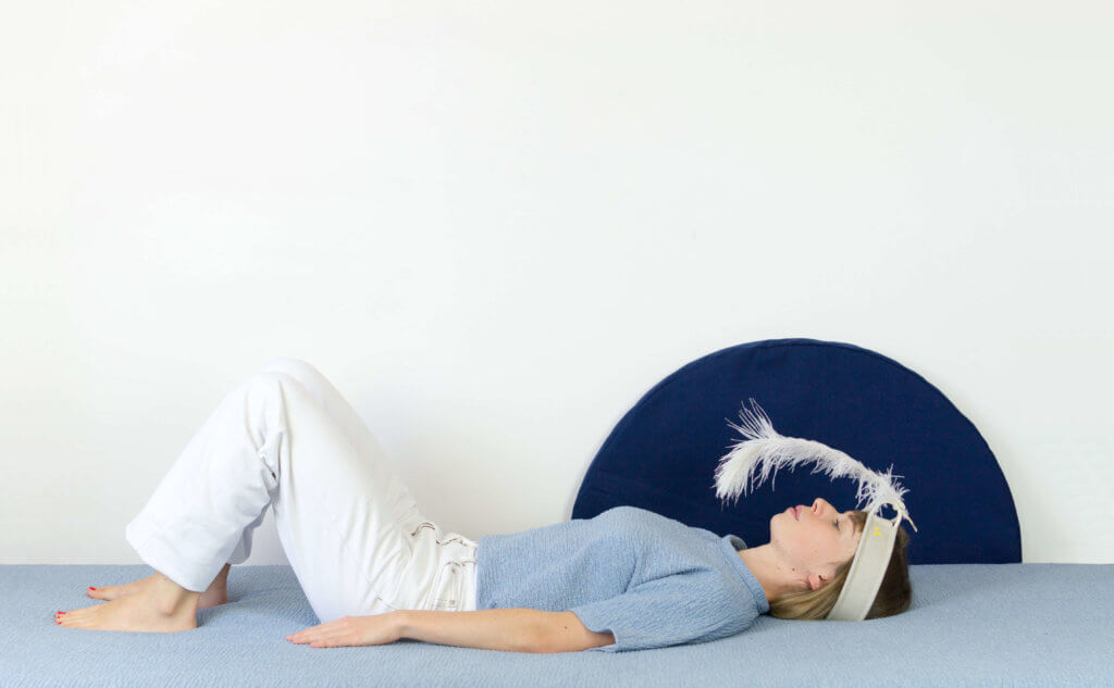 Un femme allongée utilisant Plume pour se détendre, se recentrer, gérer son stress, calmer ses angoisses